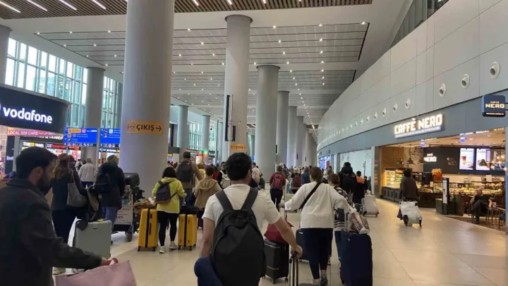 İstanbul Havalimanı'nda bayram dönüşü yoğunluğu