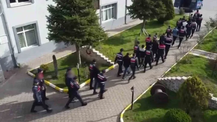 Kadın profilleri ile mesajlaştıkları kişilerin cinsel içerikli görüntülerini kaydedip 500 milyon TL'lik vurgun yapan çeteye darbe