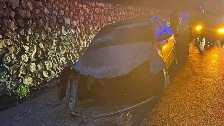 Kontrolden çıkan otomobil bariyere çarptı: 3 kişi yaralandı