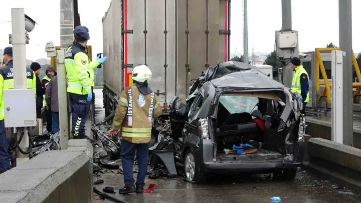 Kuzey Marmara Otoyolu gişelerinde feci kaza: Araç tırın altına girdi, 1 kişi hayatını kaybetti