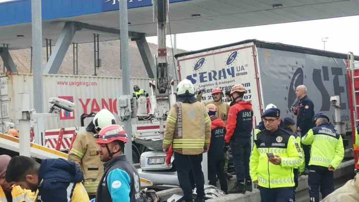 Kuzey Marmara Otoyolu'nda feci kaza: Otomobil tırın altına girdi, 4 kişi hayatını kaybetti