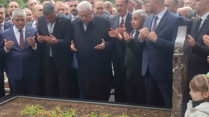 MHP'nin Kurucu Lideri Alparslan Türkeş, mezarı başında anıldı