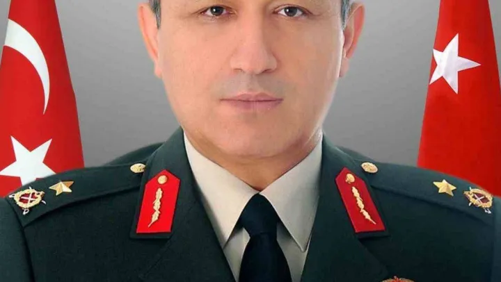 Milli Savunma Bakanı Akar'ın Özel Kalem Müdürü Tuğgeneral Remzi Albasan, 40 seneyi aşkın süredir giydiği üniformasını çıkarttı