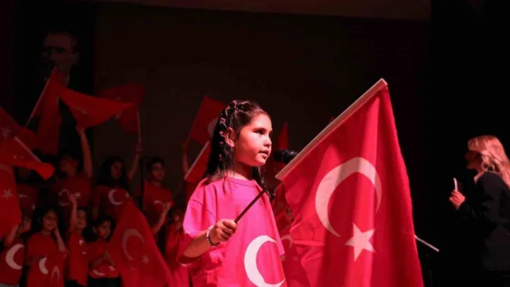Miniklerden solo ve koro performansı