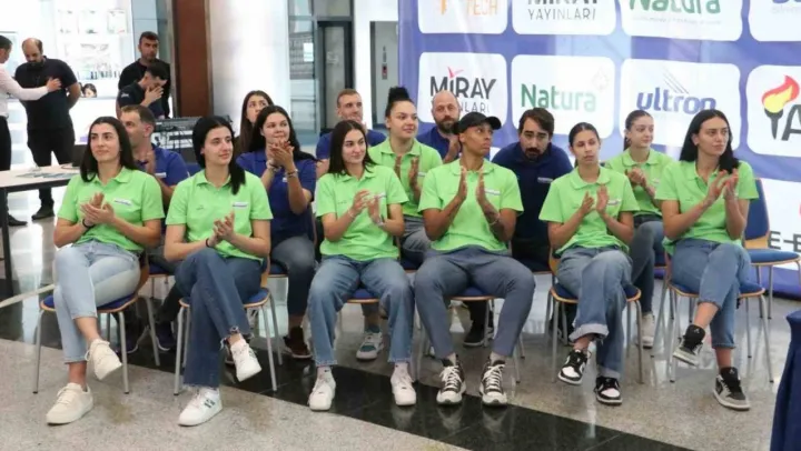 Nesibe Aydın Gençlik ve Spor Kulübü oyuncuları, öğrenciler ile buluştu