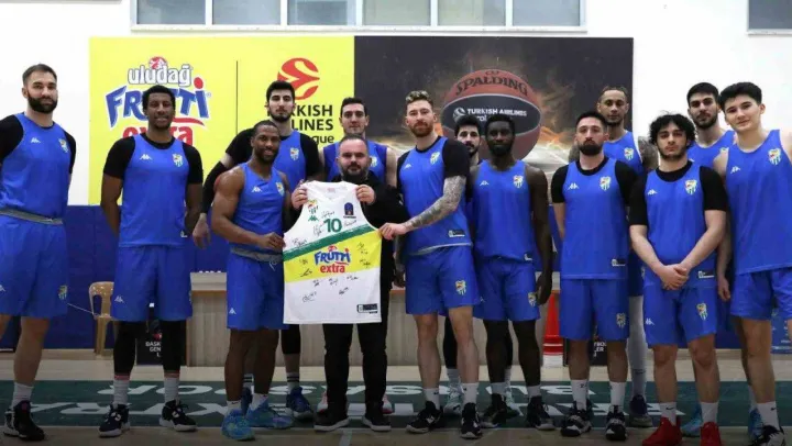 Onuralp Bitim'in forması 50 bin TL'ye satıldı