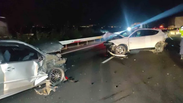Otobanda 4 araç çarpıştı: 1 ölü, 7 yaralı