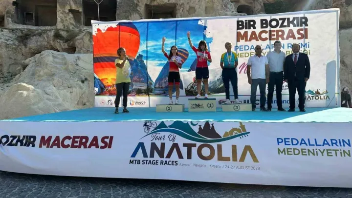 Sakarya Büyükşehir sporcuları Ay Yıldızlı formayla tozu dumana kattı