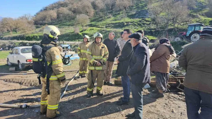 Sındırgı'da elektrik kontağı yüzünden çıkan yangın bir evi kül etti