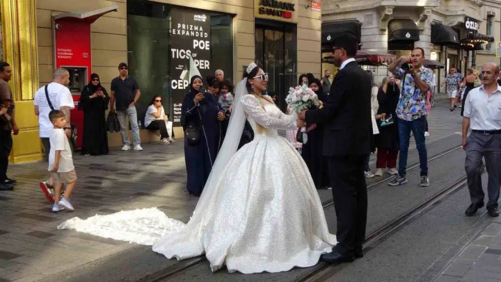 Taksim Meydanı'nda düğün fotoğrafı çektiren gelin ve damada yoğun ilgi