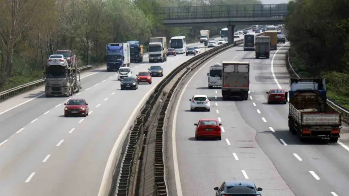 Tatilciler yola çıktı, otoyol Sakarya geçişinde akıcı yoğunluk oluştu