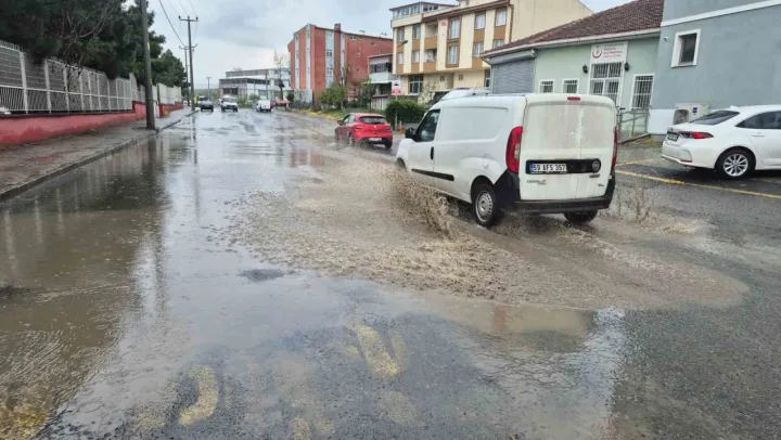 Tekirdağ'da sağanak yağış etkili oldu, sokaklar suyla doldu