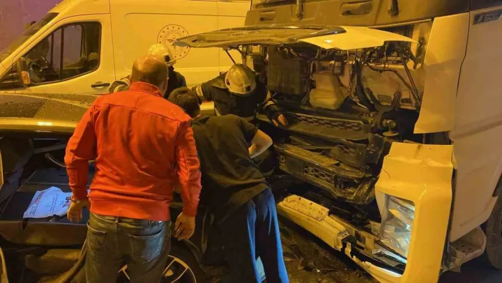 TEM'de 8 araç zincirleme kazaya karıştı: 8 yaralı