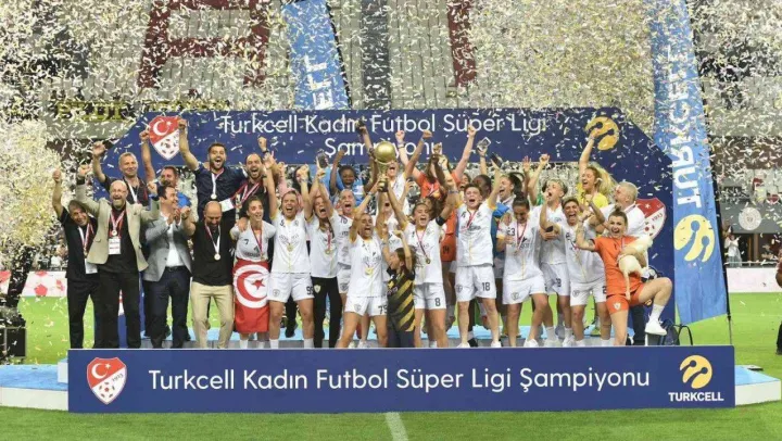 Turkcell 4 yıl daha Kadın Futbol Süper Ligi'nin isim sponsoru