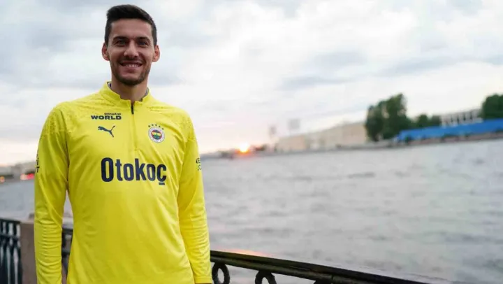 Umut Nayir: 'Fenerbahçe bizi bu formaya layık gördüyse bizim üstümüze düşen de sahaya çıktığımızda bütün herkesin memnun olacağı mücadeleyi ortaya koymak'