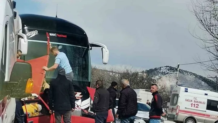 Yolcu otobüsü ile otomobil çarpıştı: 1 ölü, 1 ağır yaralı