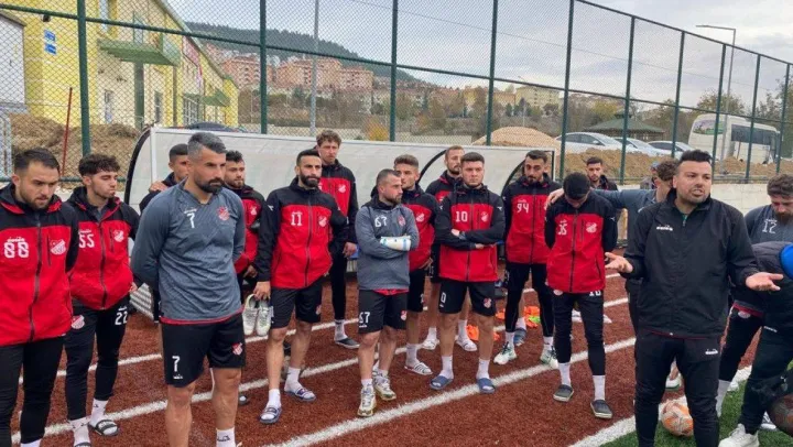 Zorlu maç öncesi eski futbolculardan 1969 Bilecik Spor Kulübü'ne destek