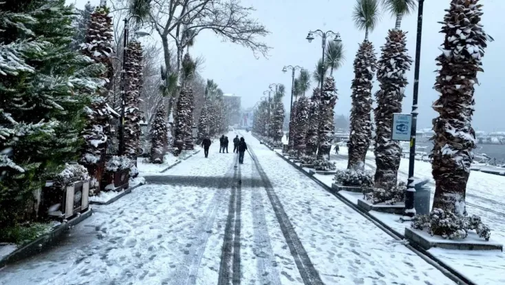 Silivri beyaz örtü ile kaplandı: Kar yağışı havadan görüntülendi