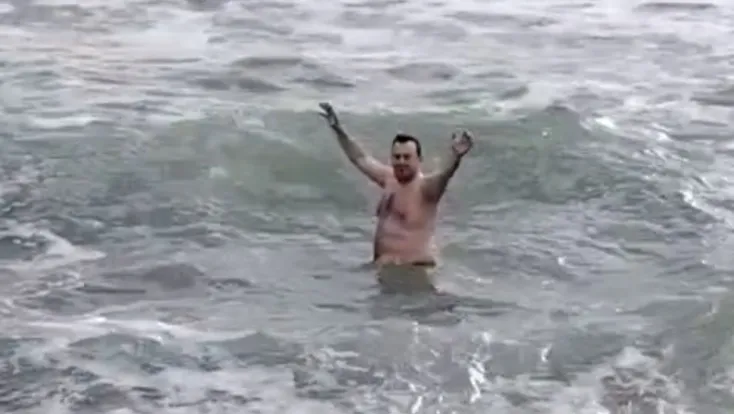 Silivri’de bir vatandaş soğuk hava ve lodosa aldırış etmeden denize girdi