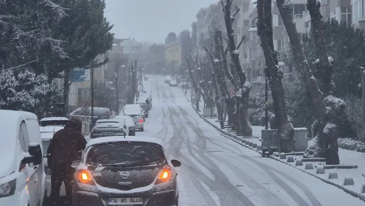 Silivri güne kar yağışı ile başladı