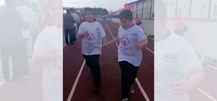 Silivri'de yürekleri ısıtan görüntü: Özel eğitim öğrencisi yarışı bıraktı, arkadaşını bekledi