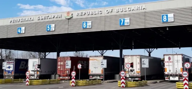 Türkiye'ye gelmek isteyen tırlardaki 85 bin euro ve 426 gram altın komşuya takıldı