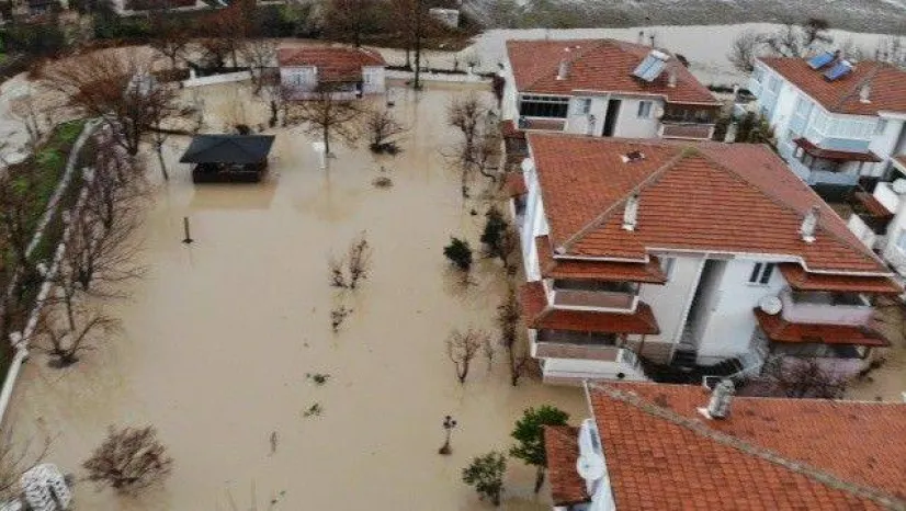 İnanılmaz görüntüler, evler sel sularına gömüldü