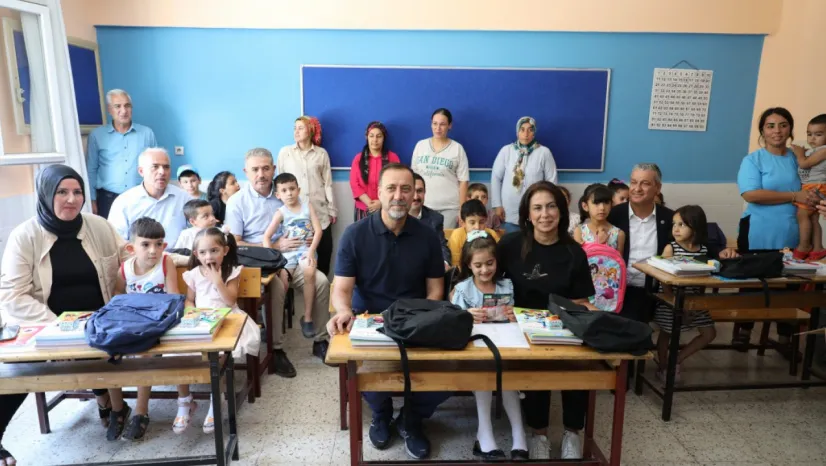 Depremzede Öğrencilerin Çanta ve Kırtasiye Malzemesi Başkan Yılmaz'dan