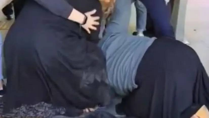 Bayrampaşa'da müzisyen dilencilerin yer kavgası kamerada: Saç saça baş başa girdiler