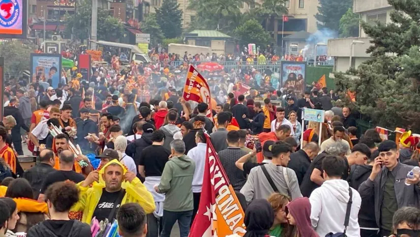 Galatasaraylı taraftarlar Yenikapı'ya akın etti