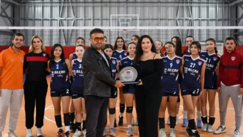 Kız Voleybol Takımına Moral Oldu: Sıtkı Alcan'dan Örnek Destek!