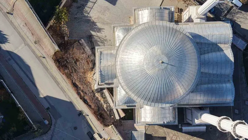 Sabah yürüyüşünde yolun kaydığını farkeden yaşlı kadın 31 öğrencinin hayatını kurtardı