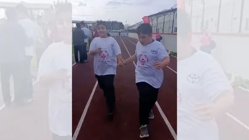 Silivri'de yürekleri ısıtan görüntü: Özel eğitim öğrencisi yarışı bıraktı, arkadaşını bekledi