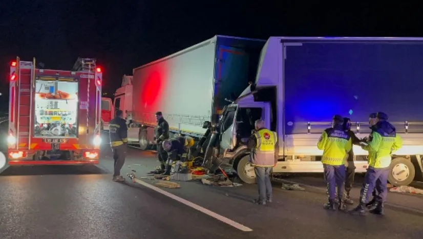 TEM Otoyolu'nda sıkışmalı zincirleme kaza: 4 yaralı