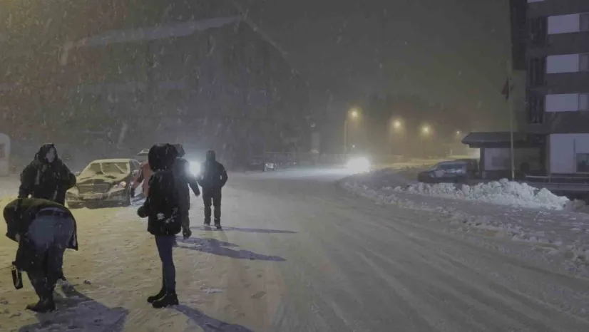 Uludağ'da yoğun kar var...Ekipler yolların kapanmaması için aralıksız çalışıyor