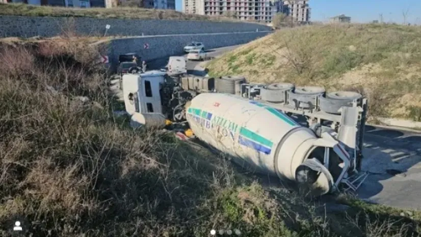 Virajı alamayan beton mikseri yan yattı, beton yola döküldü