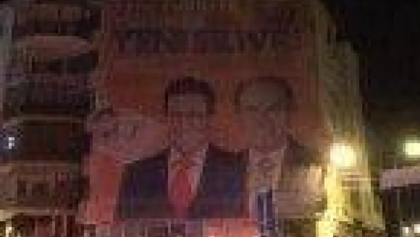 Afiş krizine gece mesaisi