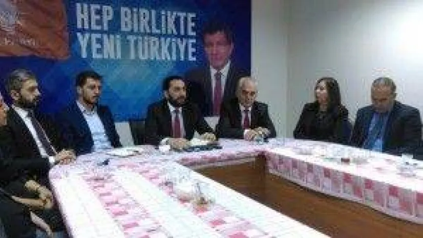 Kutlu 'Mahalle yanıyor, mahallenin delisi saçlarını tarıyor"