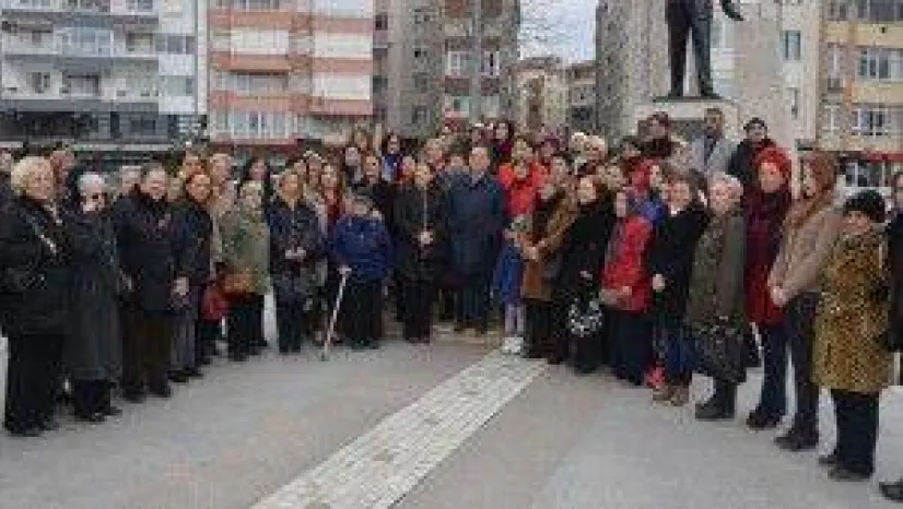 CHP'liler Çelenk sundu