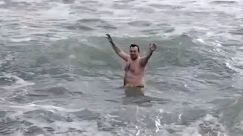 Silivri'de bir vatandaş soğuk hava ve lodosa aldırış etmeden denize girdi