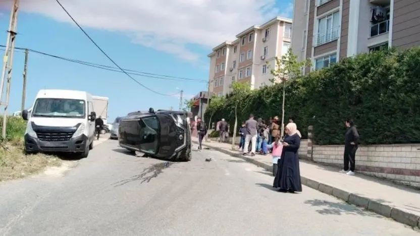 Silivri'de sürücüsünün kontrolünü kaybettiği araç takla atıp yan yattı: 2 yaralı