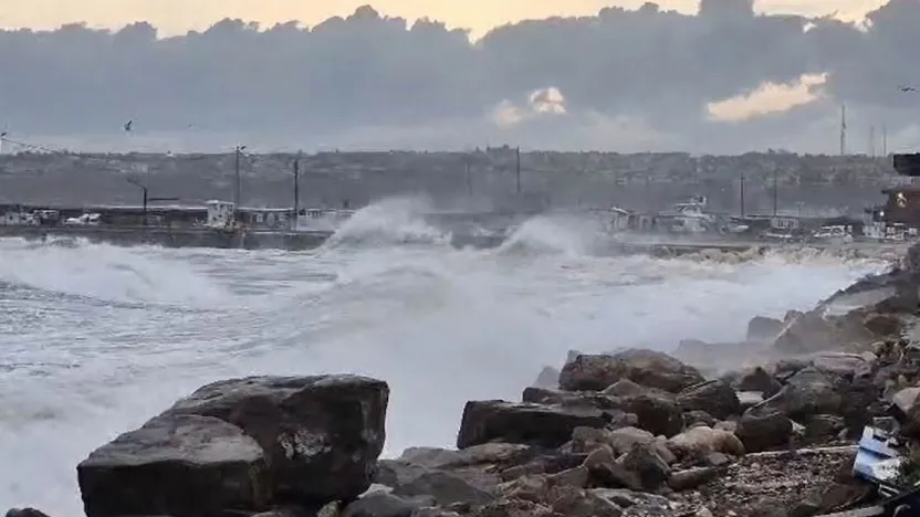 Silivri Sahilinde lodos alarmı: Dev dalgalar kıyıyı dövdü