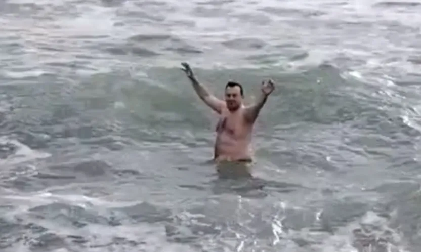 Silivri'de bir vatandaş soğuk hava ve lodosa aldırış etmeden denize girdi