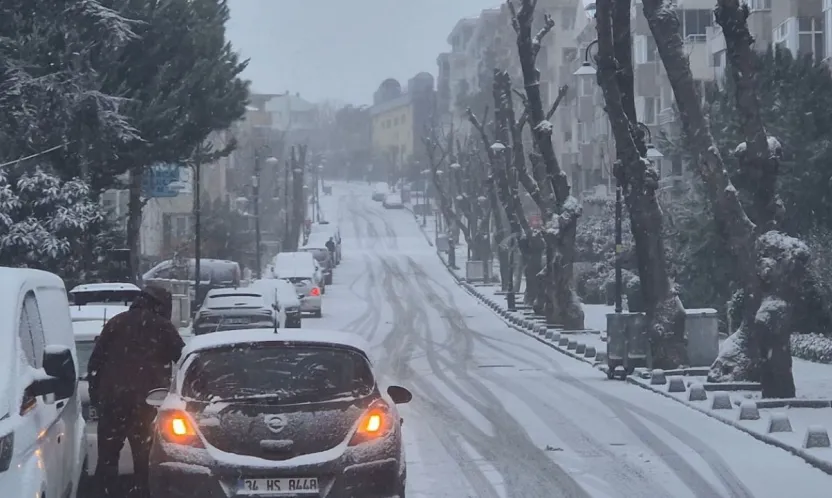 Silivri güne kar yağışı ile başladı