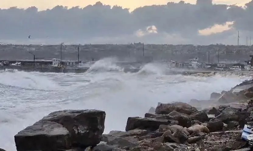 Silivri Sahilinde lodos alarmı: Dev dalgalar kıyıyı dövdü